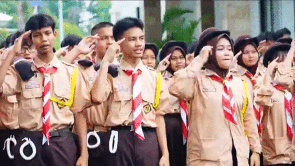 Siswa Sekolah Rakyat mengikuti kegiatan dengan seragam pramuka.