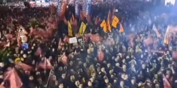 Ribuan warga Turki melakukan aksi unjuk rasa menuntut pengunduran diri Presiden Recep Tayyip Erdogan di Ankara.