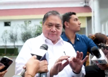 Menteri Koordinator Bidang Perekonomian Airlangga Hartarto diwawancarai awak media usai rapat terbatas di Istana Kepresidenan Jakarta, membahas program magang nasional bagi fresh graduate.