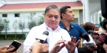 Menteri Koordinator Bidang Perekonomian Airlangga Hartarto diwawancarai awak media usai rapat terbatas di Istana Kepresidenan Jakarta, membahas program magang nasional bagi fresh graduate.