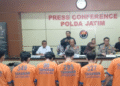 Tersangka demo anarkis ditampilkan dalam konferensi pers Polda Jatim