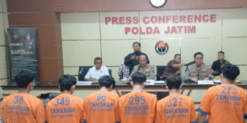 Tersangka demo anarkis ditampilkan dalam konferensi pers Polda Jatim