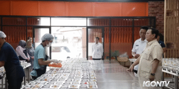 Presiden Prabowo Subianto inspeksi dapur umum program makan bergizi gratis di Rawamangun, Jakarta