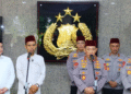 Kapolri Jenderal Polisi Listyo Sigit Prabowo bersama Ustadz Abdul Somad menyampaikan pernyataan usai tausiah bertema toleransi beragama di Mabes Polri, Jakarta.