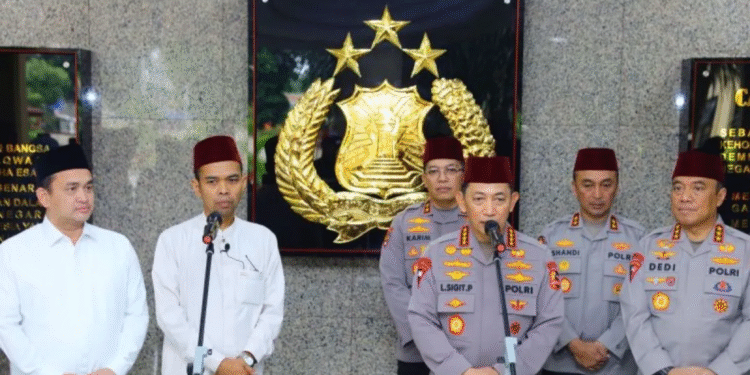 Kapolri Jenderal Polisi Listyo Sigit Prabowo bersama Ustadz Abdul Somad menyampaikan pernyataan usai tausiah bertema toleransi beragama di Mabes Polri, Jakarta.