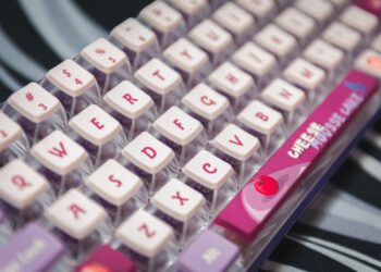 Keyboard komputer modern dengan susunan tombol QWERTY