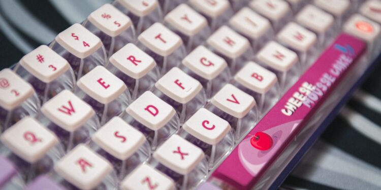 Keyboard komputer modern dengan susunan tombol QWERTY