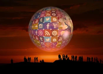 Ilustrasi pemblokiran media sosial global dengan logo Facebook, YouTube, X, dan platform lainnya.