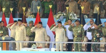 Presiden Prabowo Subianto dan Wakil Presiden Gibran Rakabuming Raka memberi hormat saat upacara HUT ke-80 TNI di Monas, Jakarta.