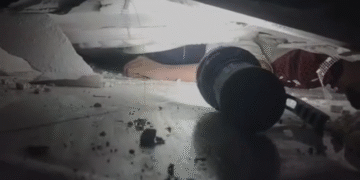 Petugas rescue DPKP Surabaya berusaha menyelamatkan dua santri yang terjebak di reruntuhan Ponpes Al Khoziny.