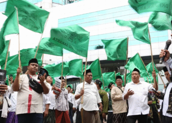 Pengurus dan kader PKB ikut aksi solidaritas bela ulama di depan kantor Trans7 Jakarta